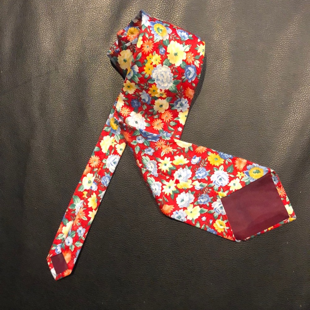 Never worn necktie - Picture 2 of 3